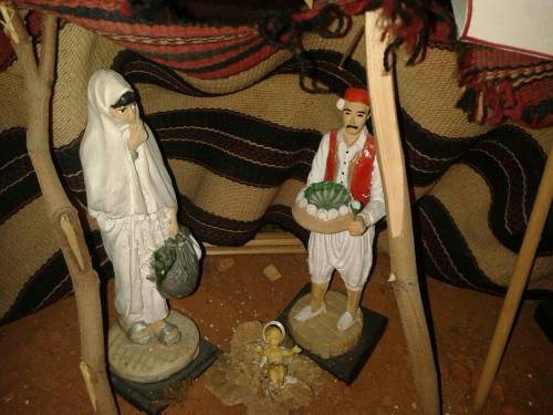 Il presepe "islamico" in chiesa: Maria col burqa e un barcone