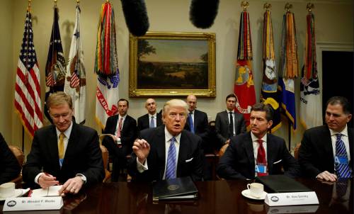 Trump firma il decreto per far uscire gli Usa da Tpp