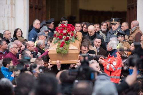 Rigopiano, Federica si laurea dopo la tragedia e mette la tesi tra la bara di mamma e papà