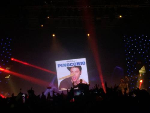 Fedez ridicolizzato sul palco da Marracash e Gue Pequeno