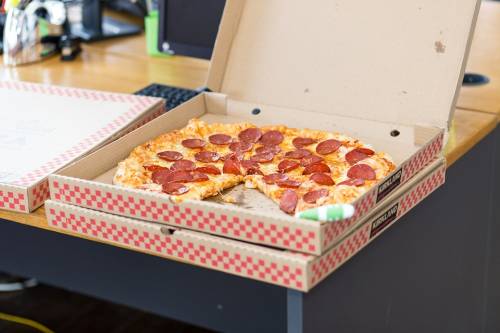 "Sostanze tossiche nei cartoni di pizza e fast food"