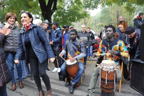 Milano, festa per i migranti alla Montello ma il quartiere protesta