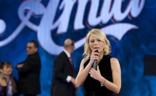 Amici 19, Maria De Filippi blocca l'uscita degli album dei cantanti