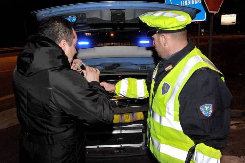 Viareggio, vigile urbano pizzicato ubriaco al volante