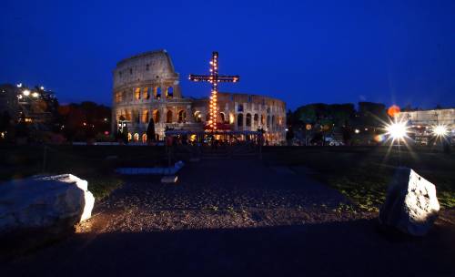 Migranti, Via Crucis del Papa contro i porti chiusi di Salvini