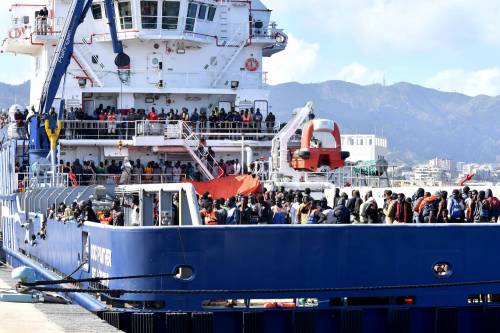 Migranti, le Ong negano l'evidenza: "Gli attacchi sono vergognosi"