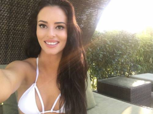 Playmate nuda sul vulcano sacro: è polemica