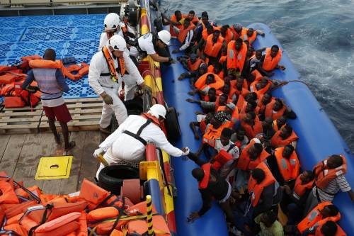 La strategia anti blocco delle Ong: restare in zona e mobilitare donatori