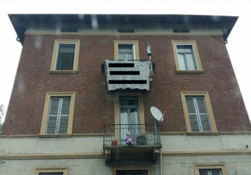 Milano, gli anarchici occupano una palazzina e oltraggiano la Madonna