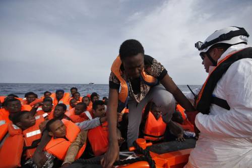 Gli sbarchi non si fermano: in Sicilia 5mila arrivi in 48 ore Allarme per scabbia e tbc