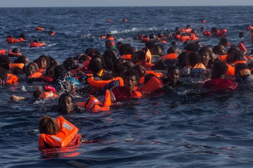 In piazza per i migranti. Sindaco si segna i nomi: "Li ospiterete voi"