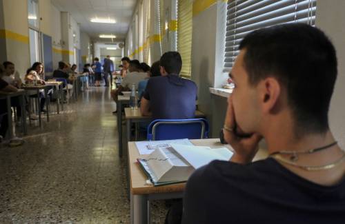 Maturità, via agli esami Allarme per gli studenti: "Attenzione alle truffe"