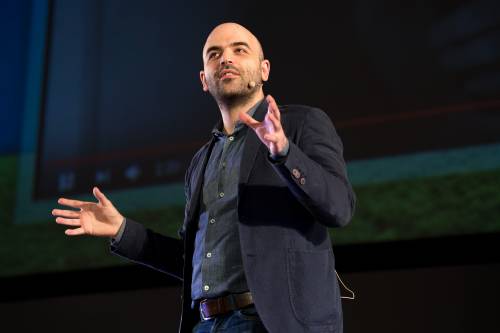 Migranti, Saviano insulta ancora "Salvini e Toninelli due banditi"