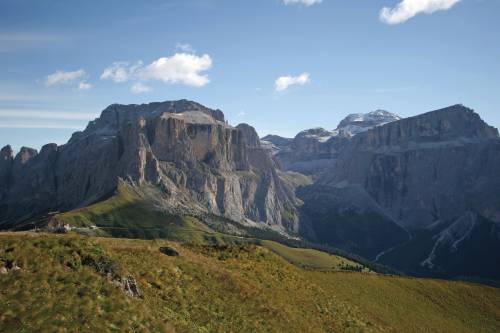 Corda da equilibrismo abusiva tra le montagne: elicottero sfiora incidente