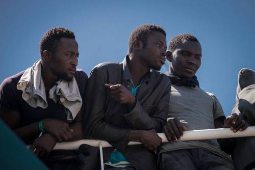 Esodo dal Niger all'Italia: i militari francesi lasciano passare i migranti