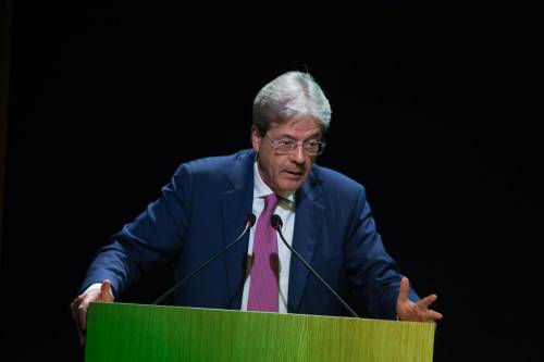 Gentiloni: "Lo ius soli? Una conquista di civiltà". Il centrodestra insorge