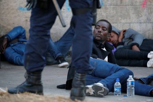 Migranti, la denuncia al governo: "C'è il rischio Aids tra i nigeriani"