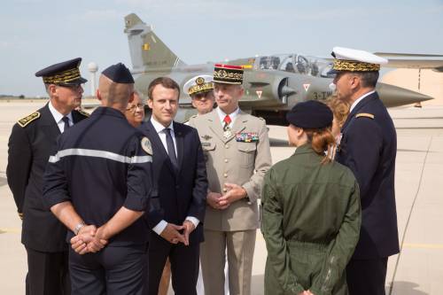 Macron mette le mani sulla Libia. Forza Italia: "È il fallimento di Gentiloni"