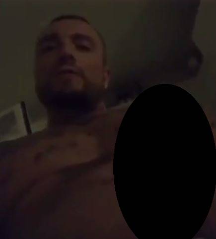Gaffe social di Gué Pequeno: si masturba in diretta su Instagram
