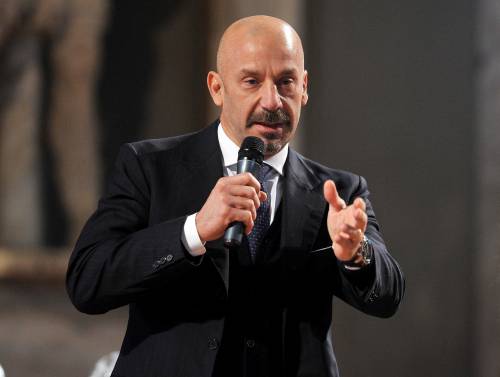Vialli si veste da uomo d'affari per aiutare le piccole squadre