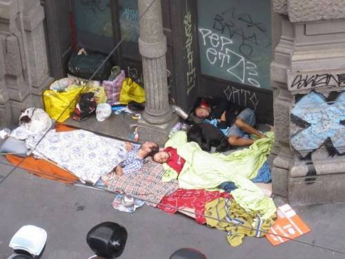Milano, degrado in Corso Italia. E il centro sembra una favela