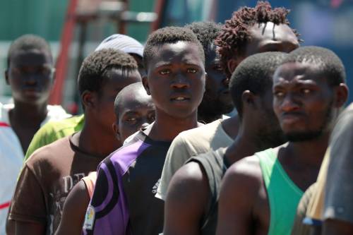 Immigrati, blitz della sinistra Per votare basta la residenza