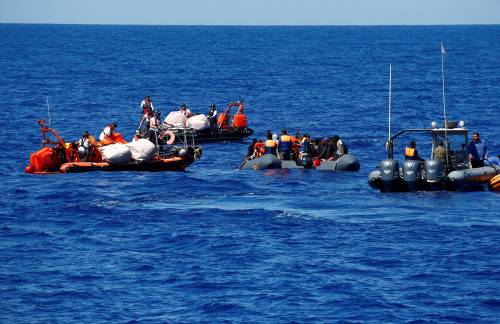 Salvini sfida l'Ong Lifeline: "Nave pirata, arrestiamo tutti"