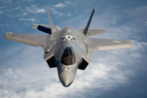 F-35, il governo si spacca. Trenta frena, Salvini: "Stop è un danno"