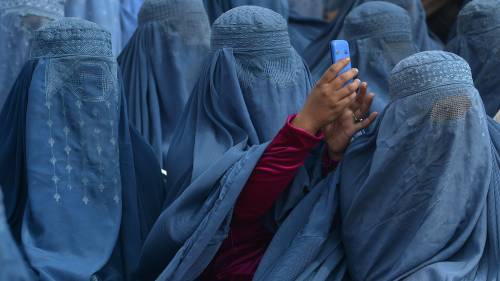 Migrante accolto con la moglie: "Riconoscete la seconda sposa"