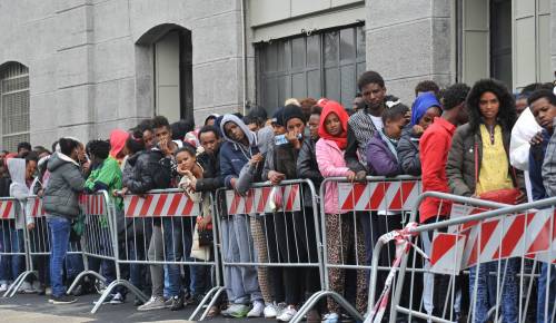 Roma, migranti si barricano in un centro di accoglienza. Proteste anche nelle Marche