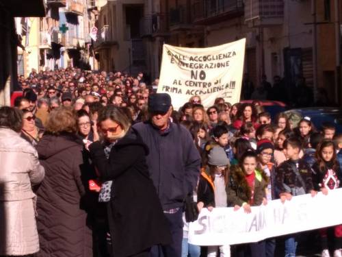 Agrigento, il paese in piazza contro i centri d'accoglienza