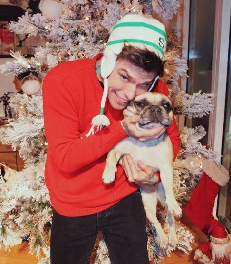 Fedez augura a tutti buon Natale con un nuovo singolo. Il ricavato andrà a una onlus per cani