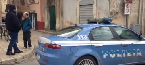 I colpi di pistola e le urla: i criminali usano l'anziana come scudo per difendersi