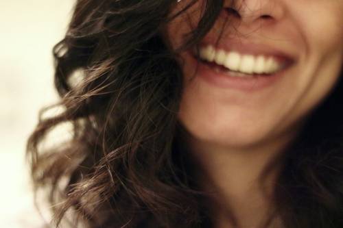 Sorriso: più attraenti e affascinanti con un semplice gesto