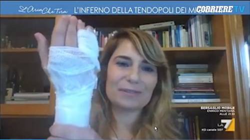 Giornalista di La7 aggredita nel centro di Rosarno: "Migrante mi ha inseguita con un martello"