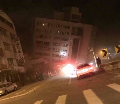 Scossa di terremoto a Taiwan Crolla un albergo con turisti