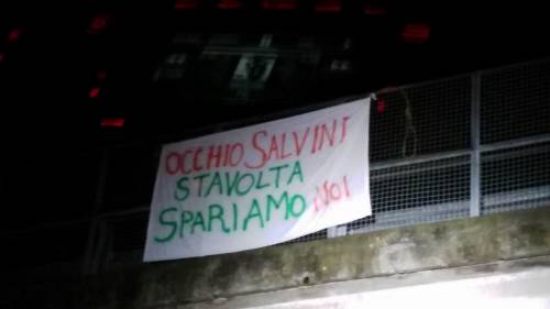 Striscione di minacce a Salvini: "Occhio, stavolta spariamo noi"