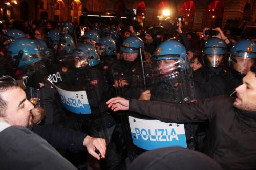 Macerata, polemica sul divieto ai cortei. E la polizia carica corteo Fn