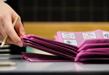 Sondaggi, il centrodestra è l'unico che può ancora vincere. Il Pd trema. Boom dell'astensione
