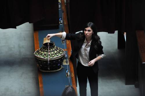 "Non fu derubata da ex". E ora la Sarti si dimette per scandalo rimborsi
