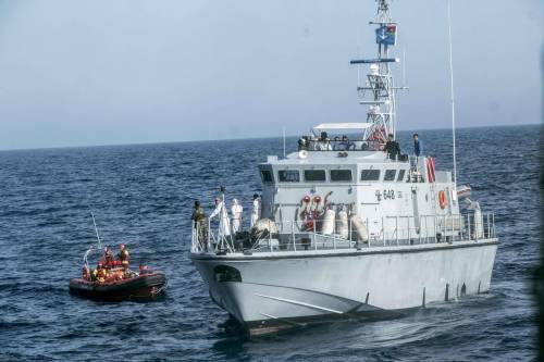 Gli spagnoli salvano i migranti e vogliono "dirottarli" in Italia