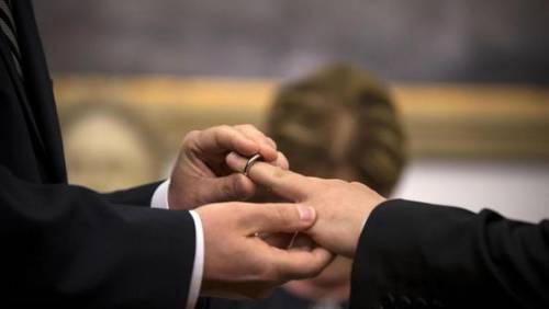 I gay fanno la festa a mamma e papà