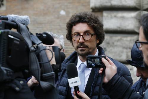 Sbarchi, è lite con Toninelli e Salvini arresta i clandestini