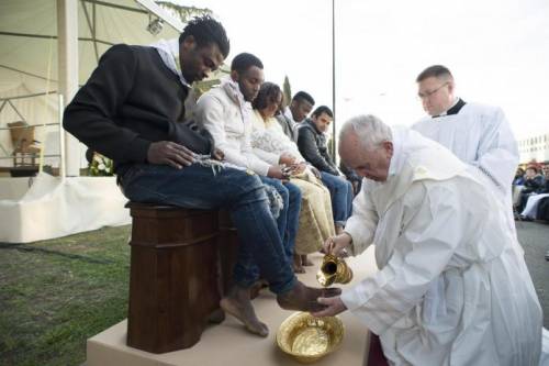 Il Papa e quel giubbotto della Ong pro-migranti