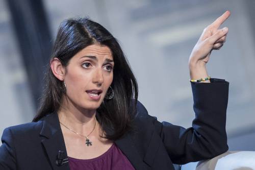 Roma, Raggi ai ribelli: "Se mi sfiduciate qui andiamo tutti a casa"