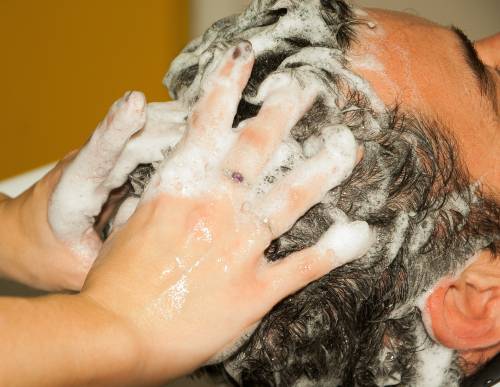 L’ultima battaglia del politicamente corretto: via la parola "normale" dalle confezioni di shampoo