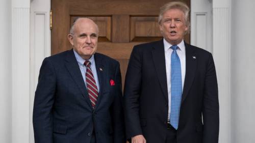 Giuliani all'attacco: "Mueller va fermato". In prigione il capo della campagna Trump