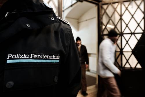 Danni, incendi e piani di rivolte Caos nella Guantanamo italiana