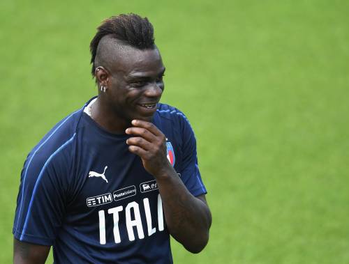 Balotelli amaro: "Da bambino non mi facevano giocare a calcio perché nero"