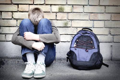 Calci e pugni ai compagni Arrestato bullo di 16 anni